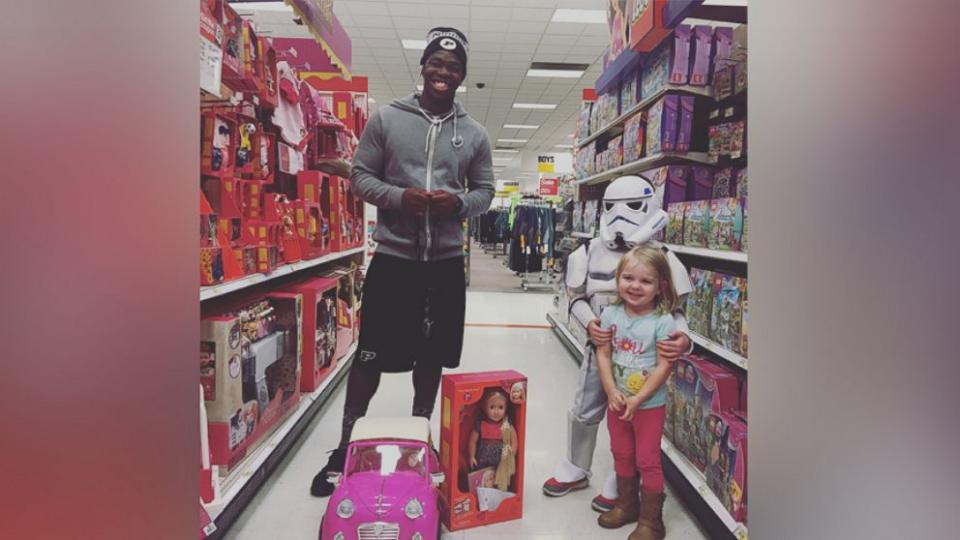 GMA's tweet image. Toddler gets surprise birthday gift from kind teen at Target: abcn.ws/1NBJ4bo