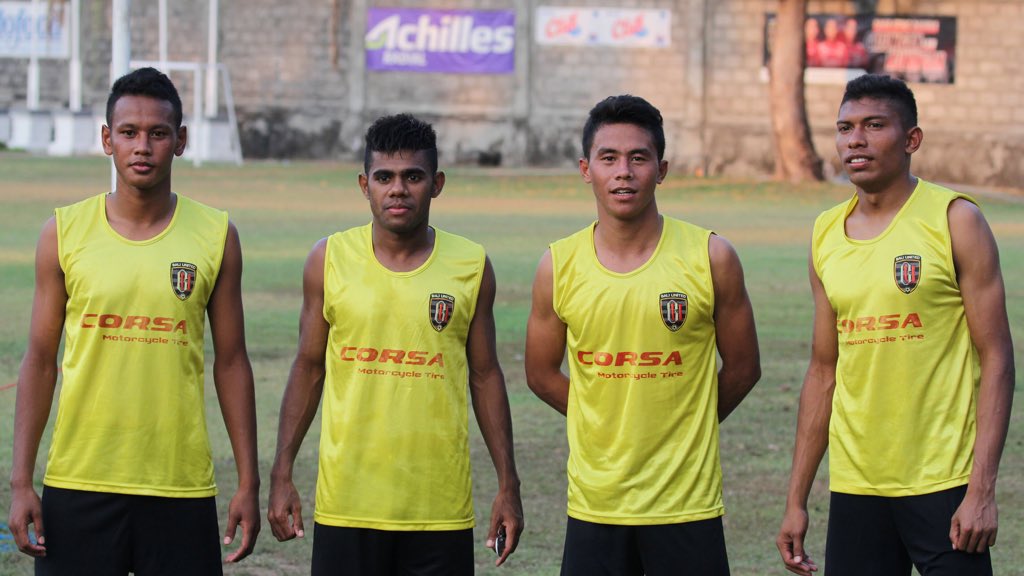 BaliUnitedInfo's tweet photo. .@roni_yabes foto bersama 3 pemain seleksi .@BaliUtd, #Yabes senang bertemu dgn teman sedaerahnya, #NTT https://t.co/HdxQJ5uNVg #BUFC