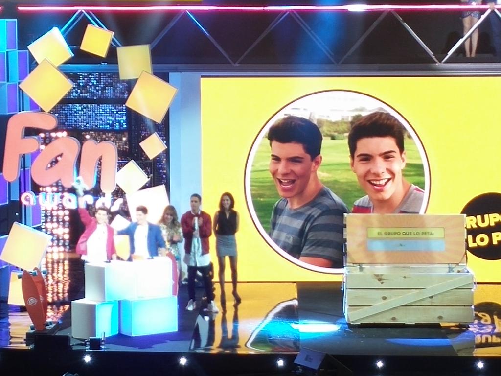 Fanta_Esp's tweet photo. ¡Y el grupo que "Más lo peta" este año es @GemeliersMusic! Felicidades ;) #NeoxFantaAwards2015 #NeoxFanAwards2015 https://t.co/sVcm3ClARO