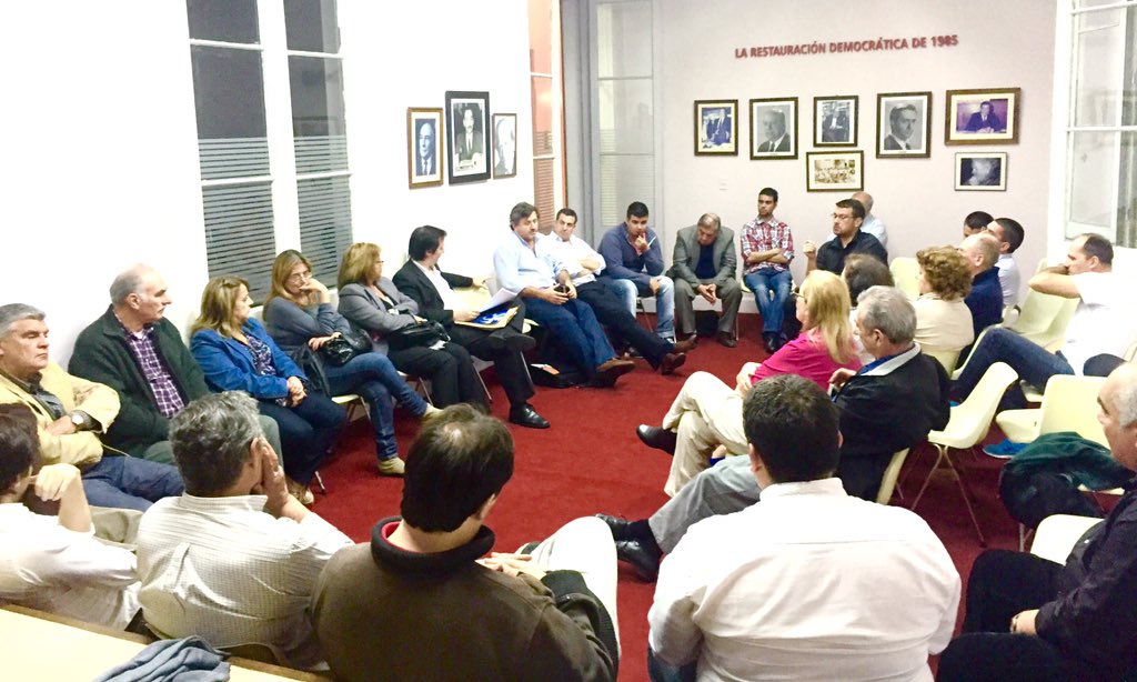 renovacionyc_uy's tweet photo. Reunidos en la casa del Partido Colorado discutiendo sobre diferentes temas de actualidad #Lista305 #EspacioAbierto https://t.co/w08lTtB2AZ
