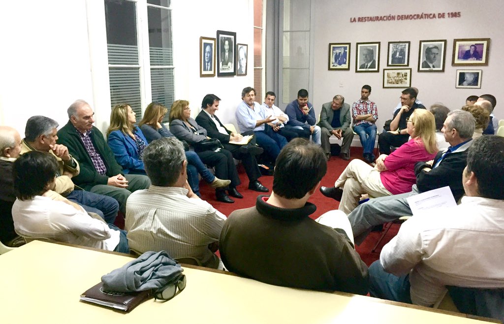 renovacionyc_uy's tweet photo. Reunidos en la casa del Partido Colorado discutiendo sobre diferentes temas de actualidad #Lista305 #EspacioAbierto https://t.co/w08lTtB2AZ
