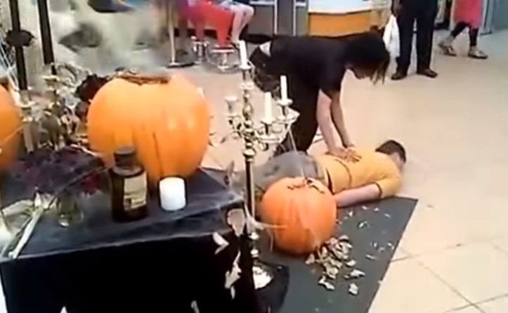 BluRadioCo's tweet photo. #Vídeo Karma instantáneo: Broma de Halloween sale terriblemente mal https://t.co/ygtI4G2ak3 https://t.co/KFNlY4j4fO