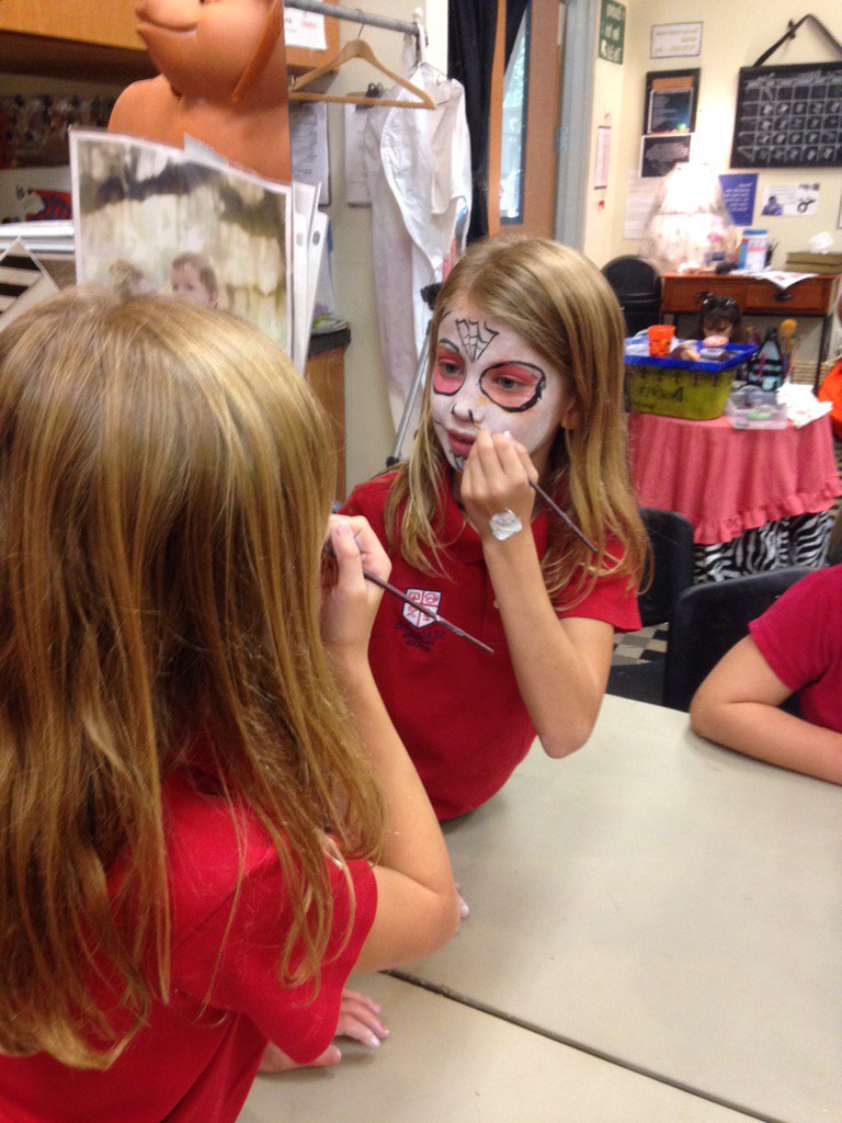 TheMeredithlong's tweet photo. STM lower school learning all about stage make! https://t.co/STnfyhusAa