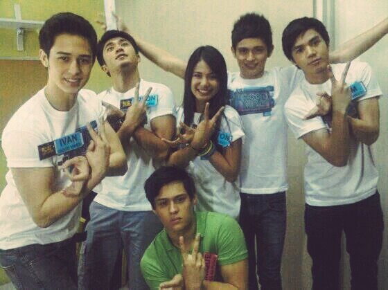 CaptureBlack's tweet image. GV Season 2 plssssssss 🙏🙏🙏 @direklauren @TheodoreBoborol @nicorhernandez

#DeVan
#SamVon
#DevQuen
#JaeVon