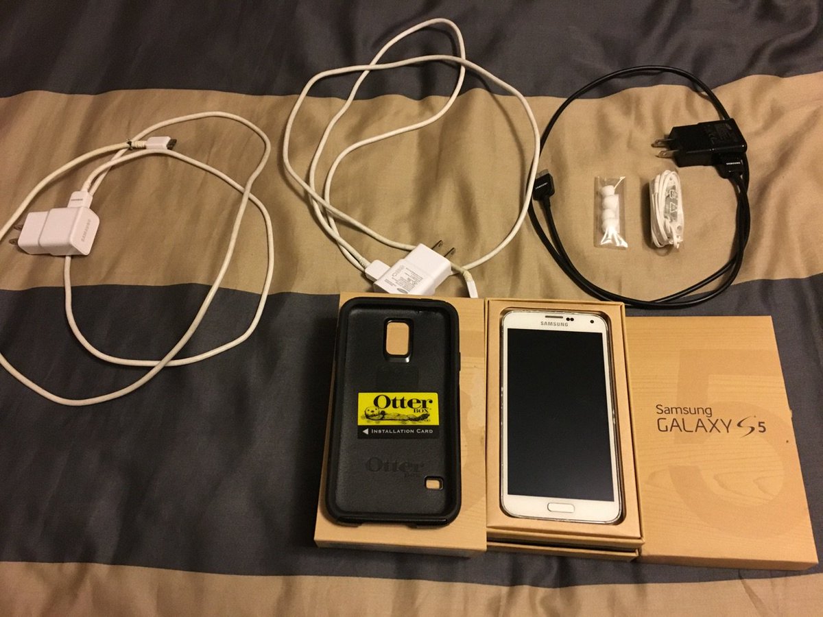 OU_Classifieds's tweet image. FOR SALE: Samsung Galaxy S5 - Sprint!! $199 obo..includes pictured items!