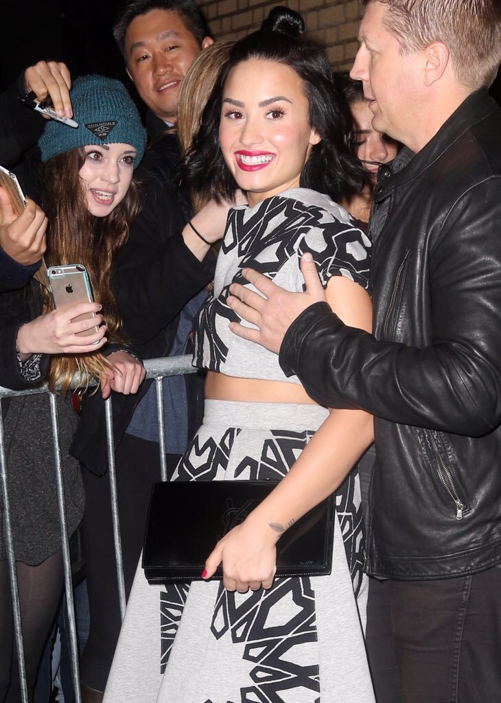 shwnhoran's tweet photo. quando crescer quero ser segurança pra por a mão no peito de demi lovato tbm #YAASSDemi https://t.co/Ul82Yva9Rj