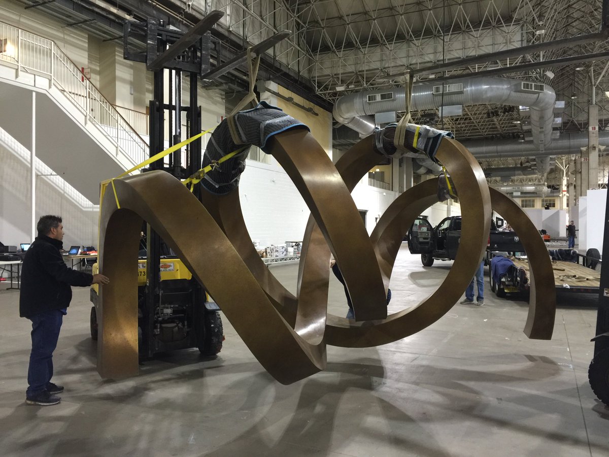 sofaexpo's tweet photo. #sofaexpo Set Up - installing a Gino Miles sculpture. Miles is represented by @tanseyfineart! #sofa22 https://t.co/ixOofcxZJg