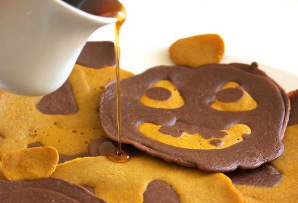 RecipesKawai's tweet photo. Pumpkin chocolate pancakes for Halloween. Read recipe here >> https://t.co/gUXTUNBQ3w https://t.co/kfF67Gf7tS
