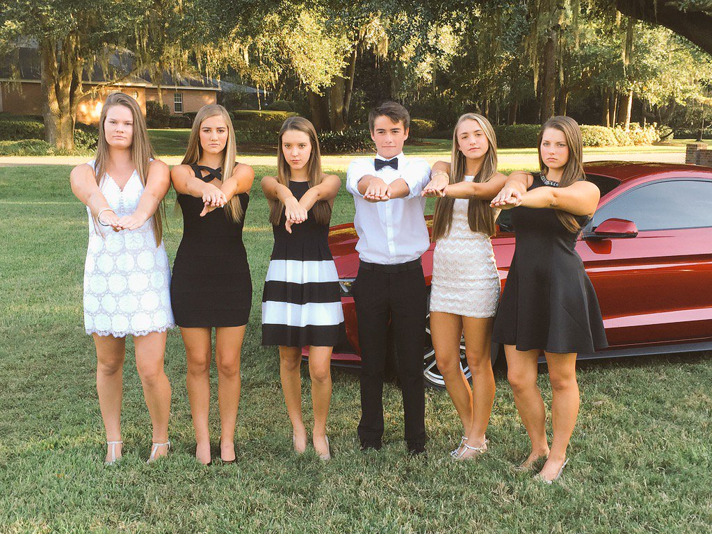 OakHallSpanish's tweet photo. Good luck tomorrow at regionals Swim Team! #OhsSwim https://t.co/3lL5jsY3Bh