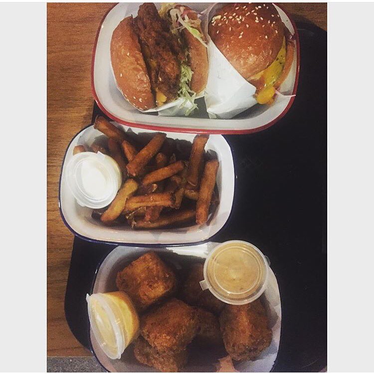 sHenaniganszszs's tweet photo. Thursdays we eat, I mean really eat! All day eating 12-9 #191buckleyst #essendon #southernfried #dudeburger https://t.co/nEjFeId0xa