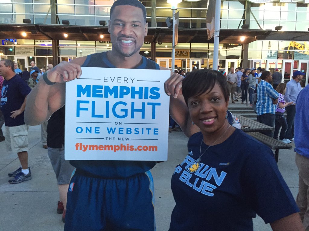 RoniCme's tweet image. At the the Memphis Grizzlies Opening night game posing with @aa000G9 @flymemphis poster for a #BetterMEM