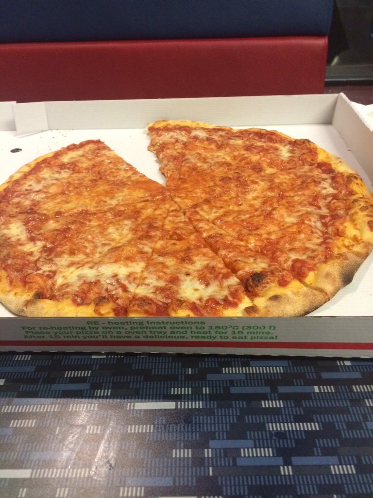 Lea_cz's tweet photo. #movienightout #friendnightout #spectre #life #JamesBond007 #Pornfood #popcornpizzachoco #goodlife #sorrynotsorry https://t.co/taiNk6XMNz
