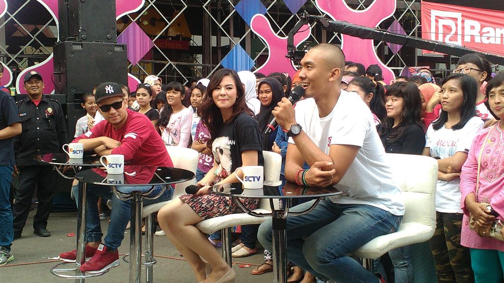 SCTV's tweet photo. Juri #DubboxCompetition udah siap aja nih @Uus__ @eriskarein0306 @gadiiing #Nginbox https://t.co/fLfu7LcBJV