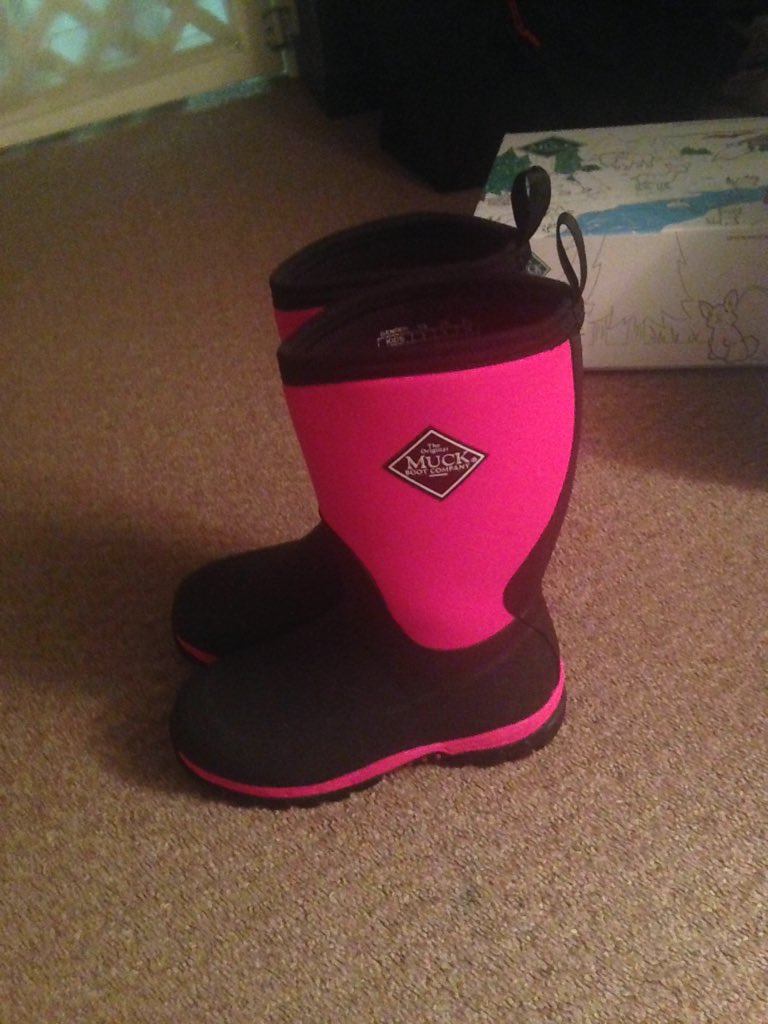 EvaMoreBeutiful's tweet photo. My new shoes 😍👢 https://t.co/MY9jurP1XP