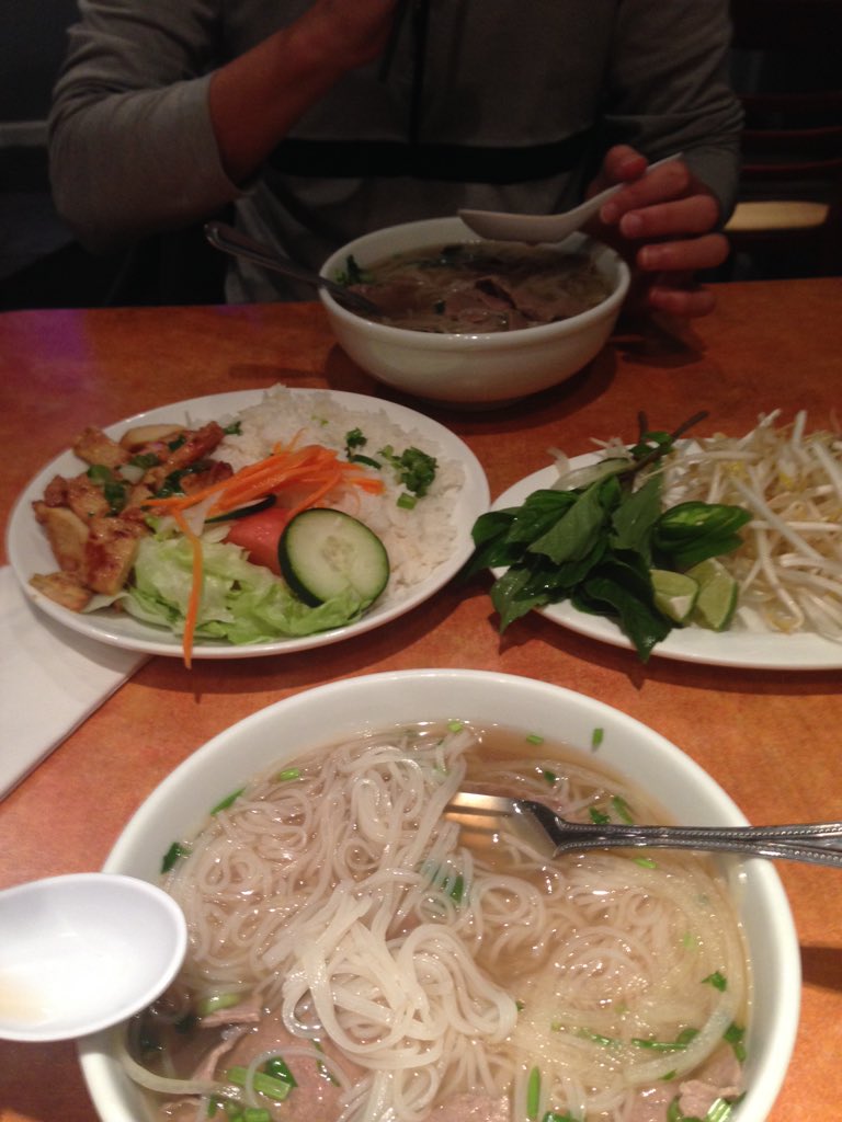 _celineeee's tweet image. Thanks to @Iheartdoraa and Brendan for making this dinner date possible!😉😊 #nocarproblems 😂