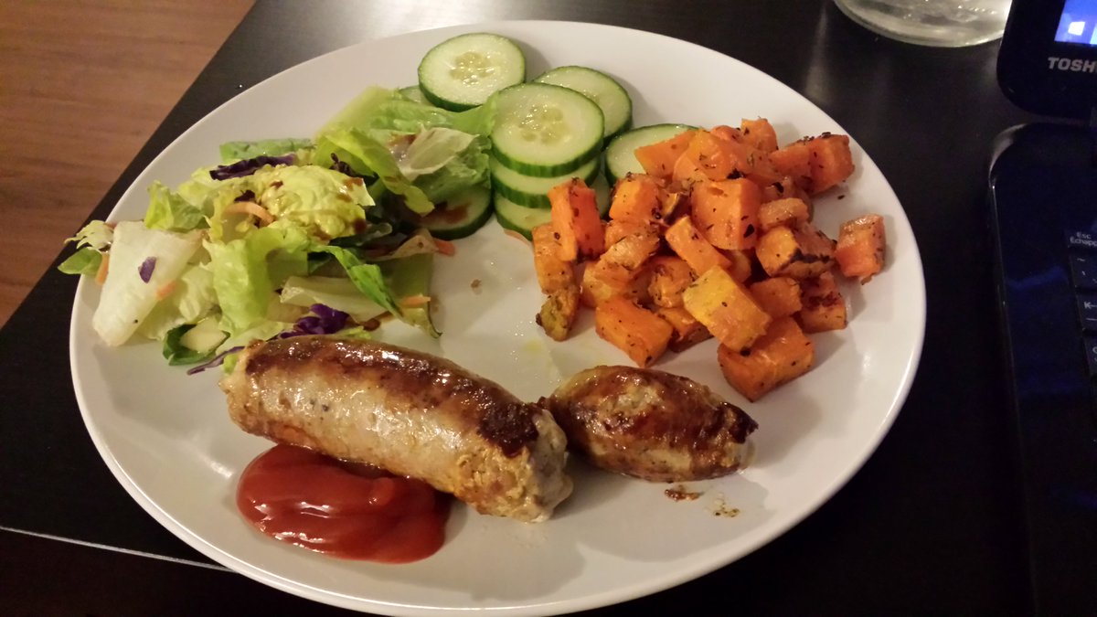 sarcourts's tweet photo. Hey, look! I got my orange and dark green vegetables for the day! #URwhatUTwEat https://t.co/mwcJEYRVu0