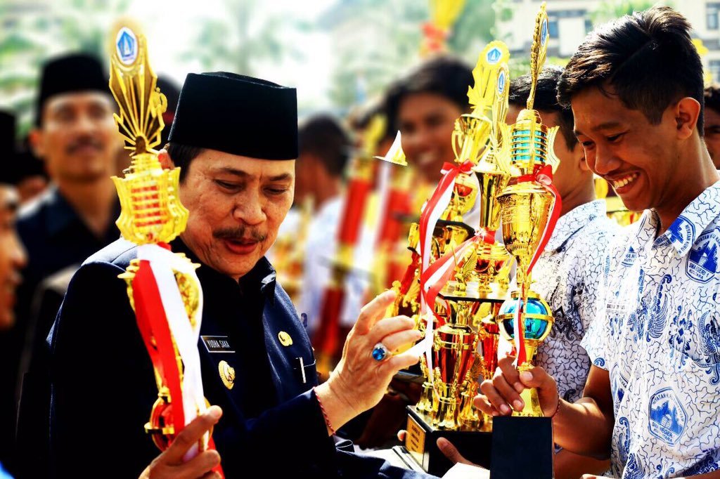 Penyerahan piala &amp; piagam saat apel Sumpah Pemuda oleh Ir. Nyoman Harry Yudha Saka,MM selaku Penjabat Bupati Badung.