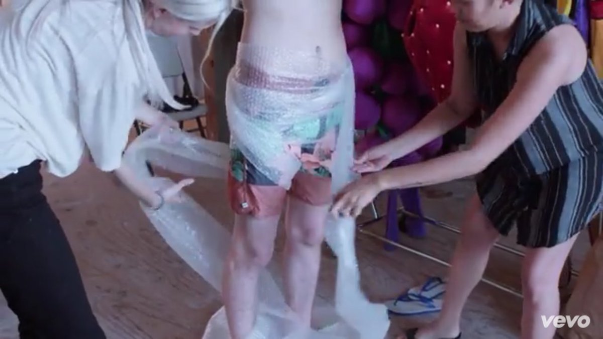 __c4rmen's tweet photo. and this is, ladies and gentlemen, the first time we ever saw luke hemmings shirtless https://t.co/Lf23ZbLD0y