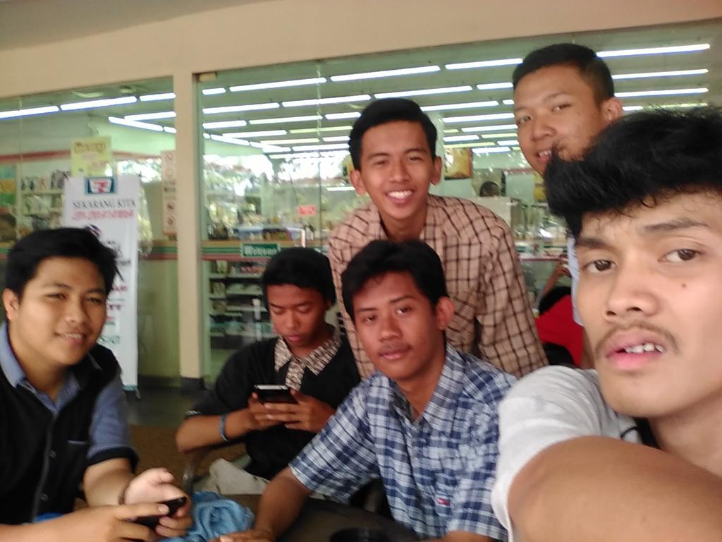 BintangR28's tweet photo. Asik pake bngt wifi'n di Sevel basukirahmat cepetnya udh kya motor gp #wificorner #wicosevelbasukirahmat @inda_ku https://t.co/dEz0e8rmT6