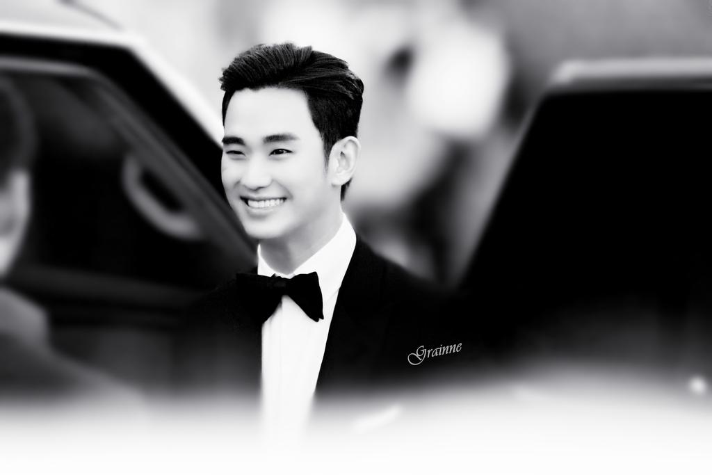 stars88jo's tweet photo. #KDA2015 red carpet 
#KimSooHyun #김수현
cr. Grainne216 https://t.co/XtMHgm70Of