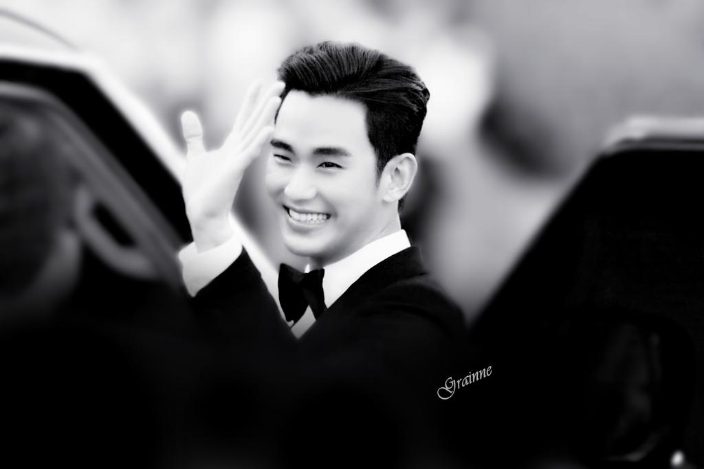 stars88jo's tweet photo. #KDA2015 red carpet 
#KimSooHyun #김수현
cr. Grainne216 https://t.co/XtMHgm70Of