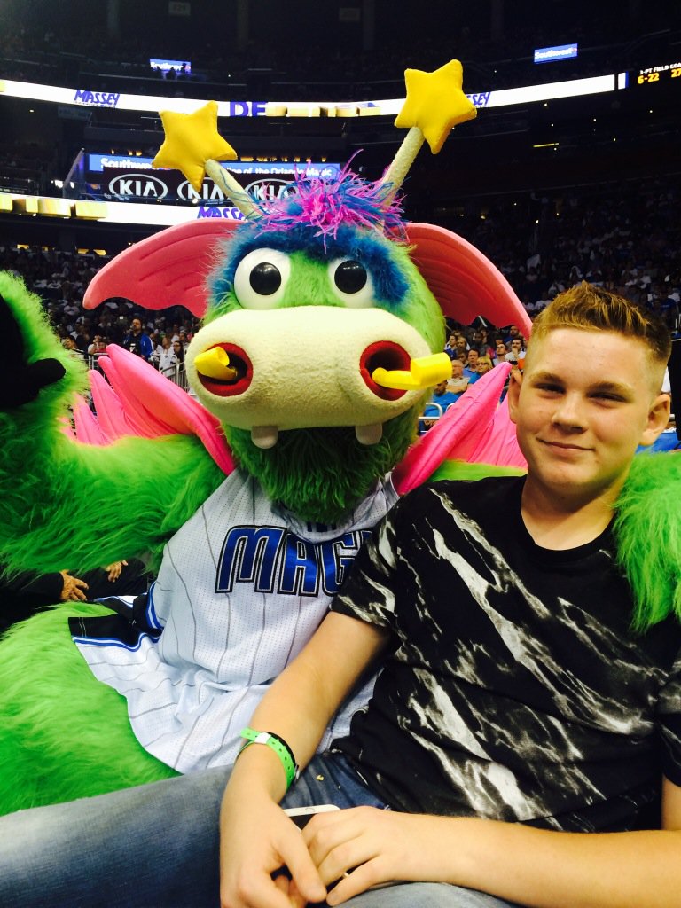 TheVacationDR's tweet photo. Having a blast with #Flaskey at the #Magic's opening night. Let's go Magic! https://t.co/cn3w8cwf6R