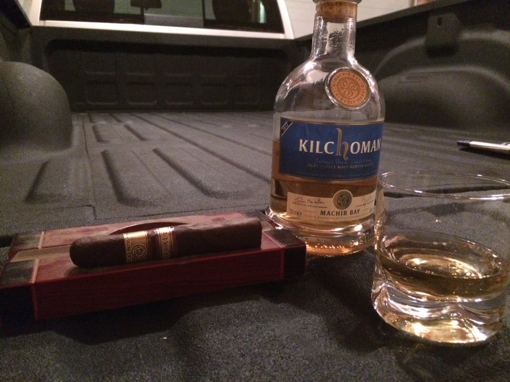 Mike_W_Simpson's tweet photo. @TruthComingOut @igorzarubo @ScotchGuyTO @RockyPatelCigar #BoxPressedRoyale @Kilchoman05 https://t.co/n3gB98k93Z