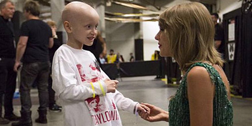 people's tweet photo. .@taylorswift13 just made a new friend backstage 💗 https://t.co/UuPWqhw9A3 https://t.co/Y4dGUqsUXP