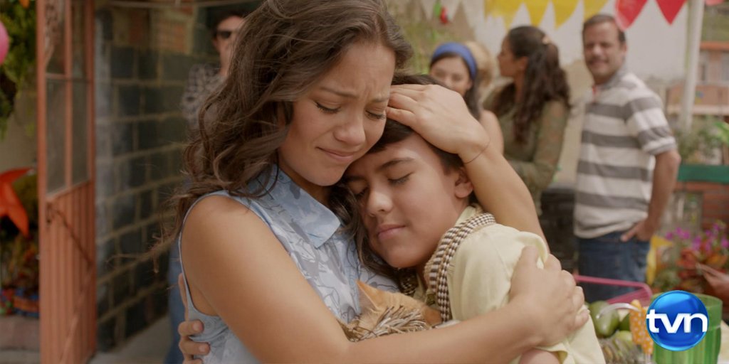 tvnpanama's tweet photo. Lady #LaVendedoradeRosas y su hijo luego de tanto tiempo que ha pasado. https://t.co/z91w13PwVV