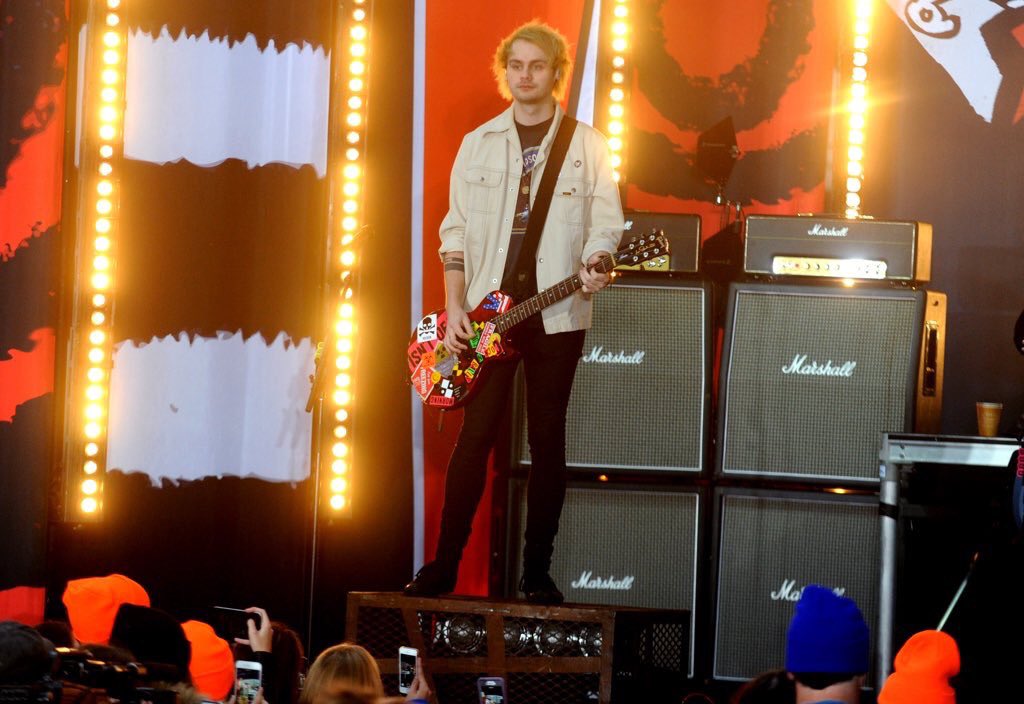 Daily5SOS_USA's tweet photo. Two more hours till its this cuties birthday  https://t.co/XwQ5nZlIgT