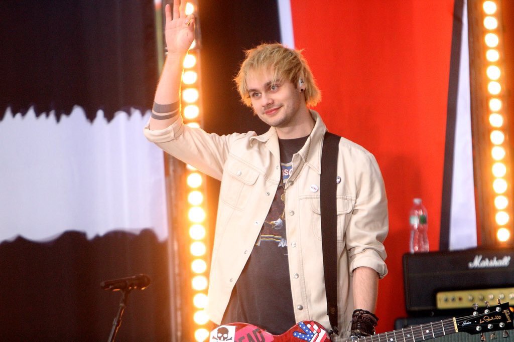 Daily5SOS_USA's tweet photo. Two more hours till its this cuties birthday  https://t.co/XwQ5nZlIgT
