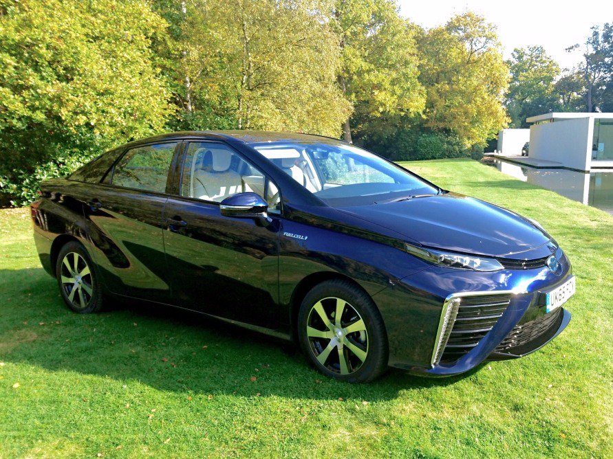 insidertechbiz's tweet photo. This is what it's like to drive Toyota's hydrogen-powered car — via @IBTimesUK https://t.co/iXNV4k9hli https://t.co/lk1xXJYbig