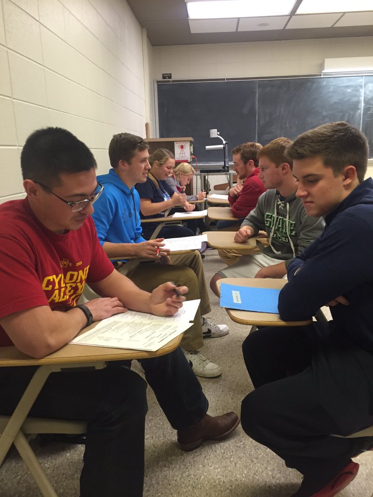 ISU_ELE's tweet photo. Students helps students in ELE's resume workshop. https://t.co/uWNRyqU1Rf
