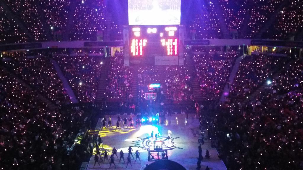 missjwalker's tweet image. Loved the lights tonight! Sleep Train looked so pretty @SacramentoKings @NBA_KingsFans