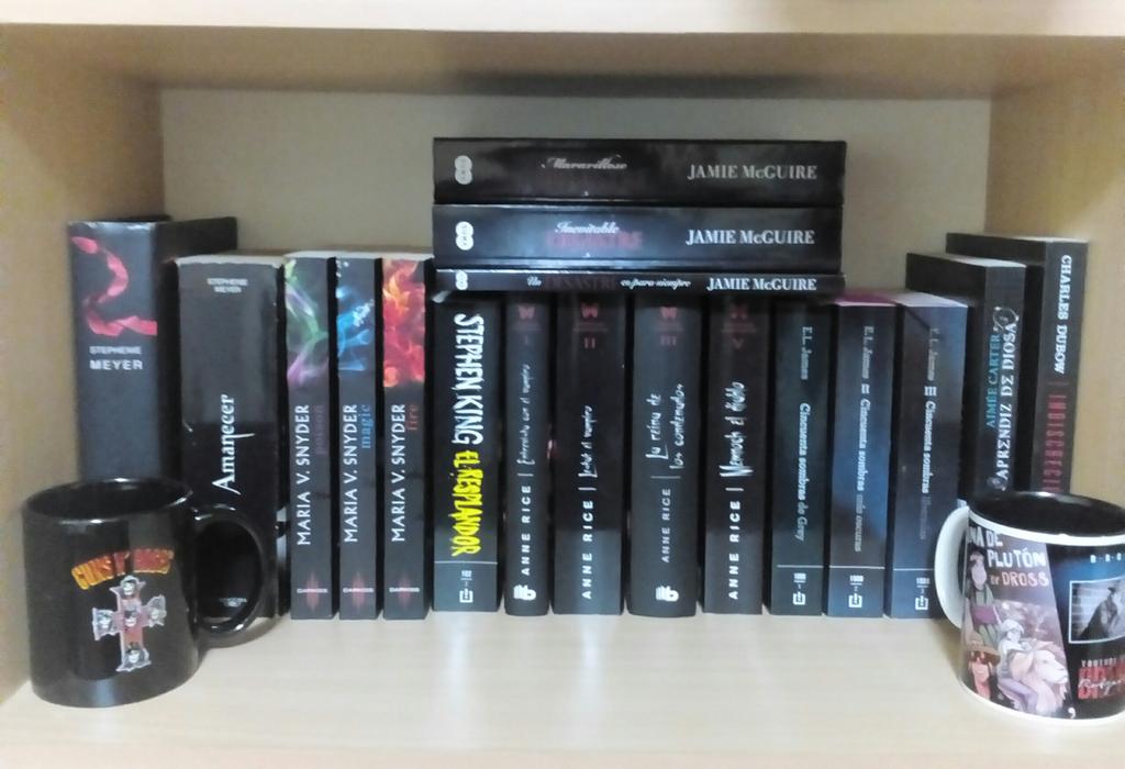DianaLam09's tweet photo. Reto: Mis libros negros. Aumentando con el tiempo 😊 #Retohalloweenliterario #DistribuidoraInca #cuandoleomeenamoro https://t.co/DLPa7Gqxb2