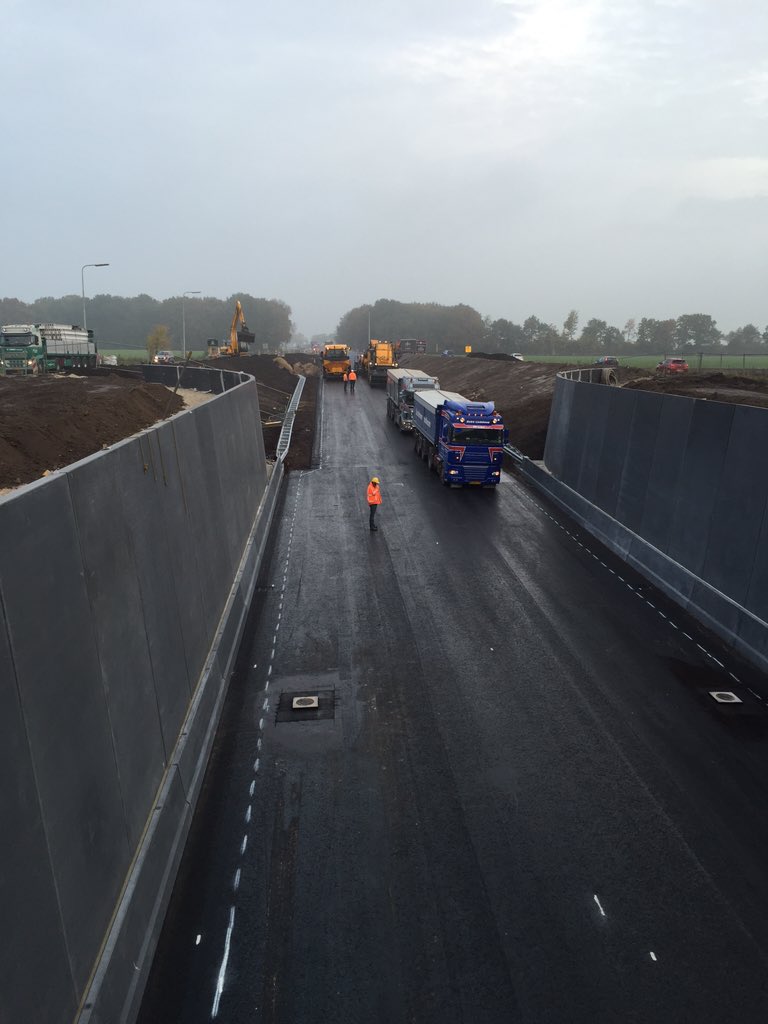 JanJelsma's tweet photo. Deklaag onderin bij Terwisscha, in de loop van volgende week rijdt het verkeer er door. @heijmansnl @projectN381 https://t.co/1jsbx8Aony