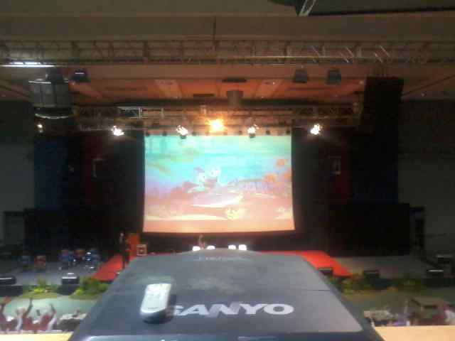 jazzpromomedia's tweet photo. foto ini Acaranya masih di sabuga. Projector 12.000 Lumen Incl Lensa semi long dan Screen sabuga https://t.co/homx2dVWn7