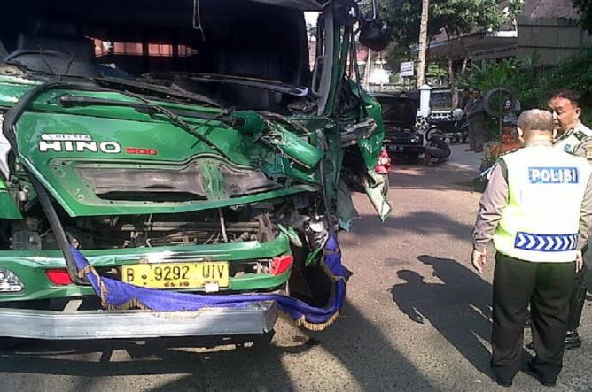 Metro_TV's tweet photo. Diduga Motor 'Ngasal' Belok Penyebab Dua Truk Tabrakan https://t.co/0pQmp6jxLM https://t.co/DluMj1VGoA