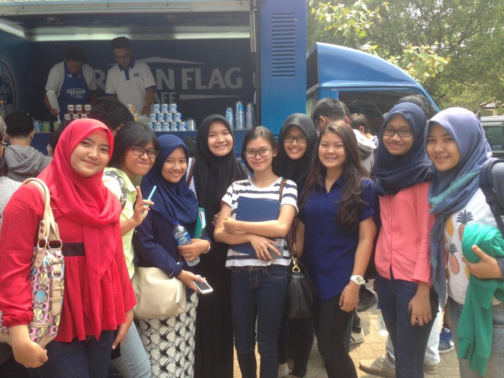 atikastri's tweet photo. Getting free treats from #FFCafe #KlikTarikTuang at FIB UI @susu_bendera https://t.co/ZNMASSleP3
