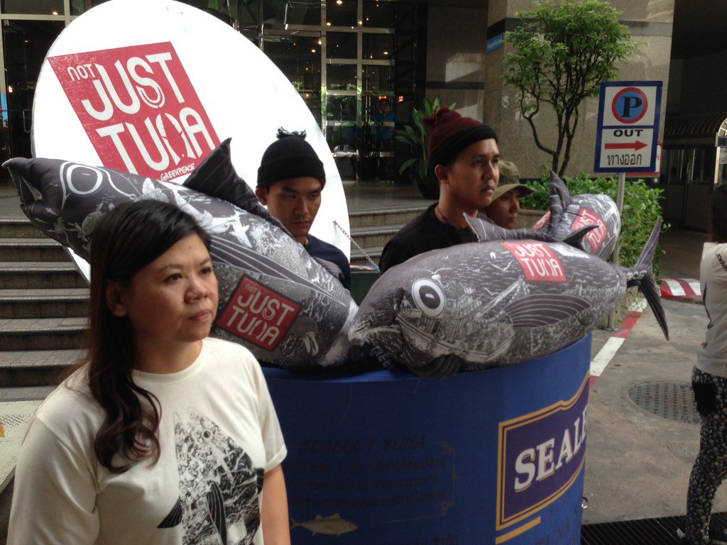 greenpeaceth's tweet photo. ฉันต้องแน่ใจว่า #Sealect ทูน่าที่ฉันกิน ต้องไม่ละเมิดแรงงานและทำลายมหาสมุทร @ThaiUnionGroup #NotJustTuna https://t.co/CT7DIbVf70