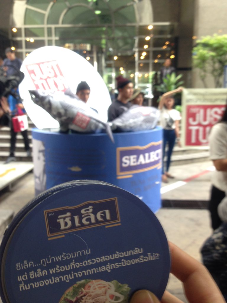 Konbarbor's tweet photo. มาเจอกรีนพีซ @greenpeaceth กำลังรณรงค์ให้ @ThaiUnionGroup สร้างความเป็นธรรมต่อแรงงานและปกป้องท้องทะเล #NotJustTuna https://t.co/9y7yla9qIW