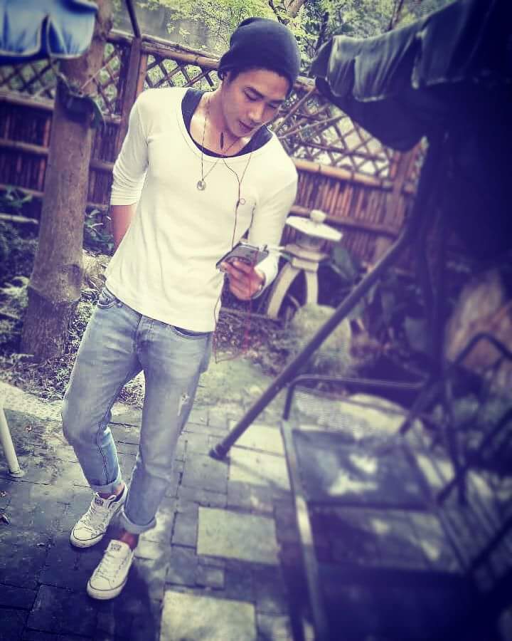 adam_liew's tweet photo. 今日穿搭
#白色長袖 #內搭黑背心 #黑毛帽 #淺色牛仔褲 
#converse休閒鞋 #項鏈 #紅色耳機 
#Thursday https://t.co/f2PiCsz7RY