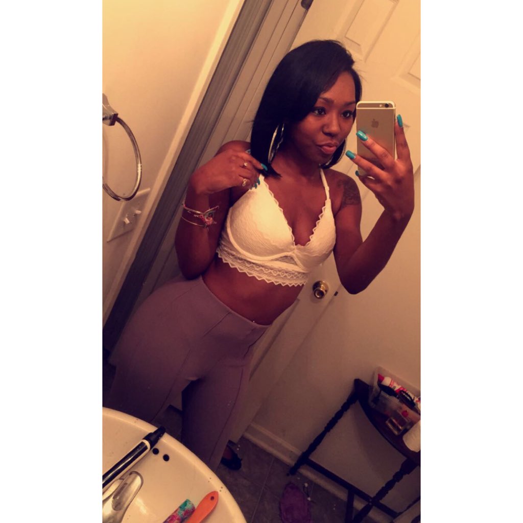 Breenaquel's tweet image. 🍫 girls do it better. #NationalChocolateDay🍫😋 #GetchuOne❗️