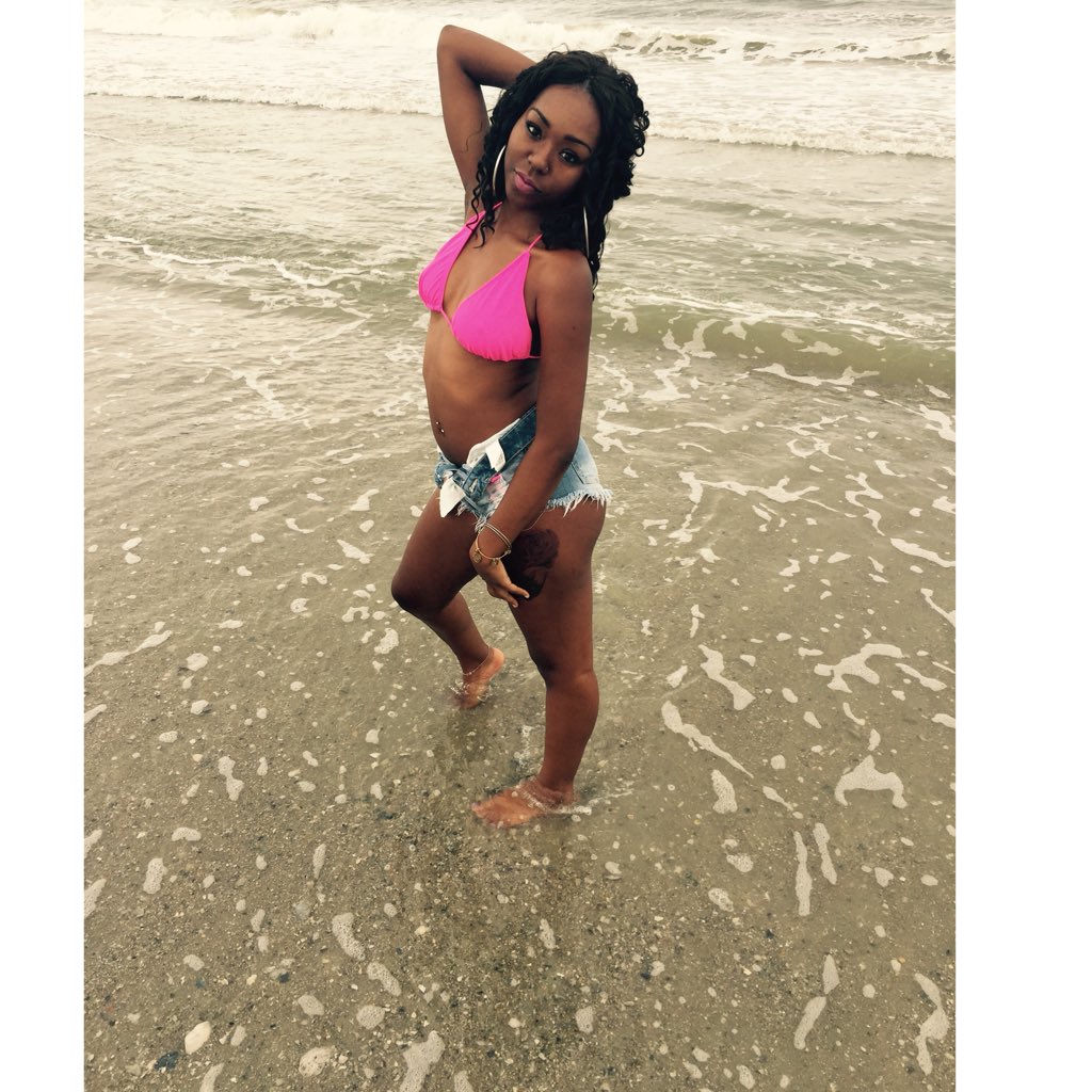 Breenaquel's tweet image. 🍫 girls do it better. #NationalChocolateDay🍫😋 #GetchuOne❗️