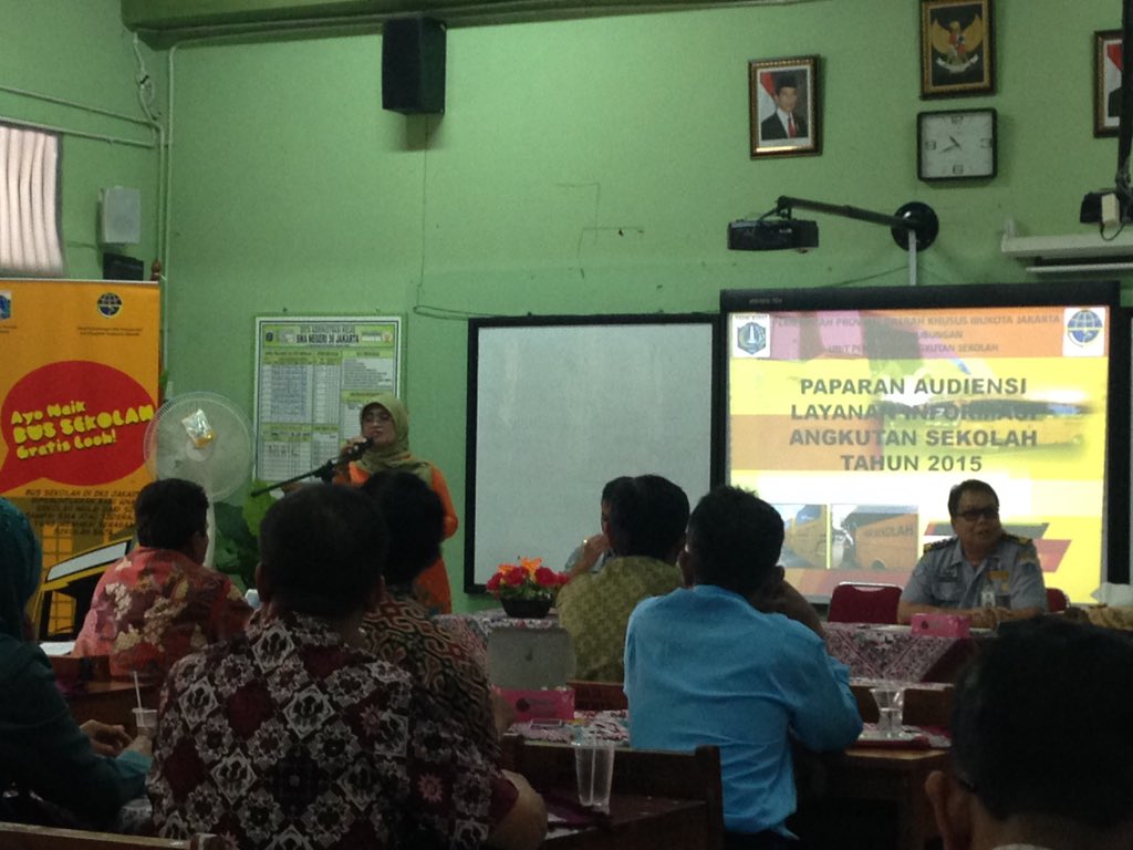 Sedang ada sosialisasi dari dishub disekolah kami hari ini. Ayo naik BUS SEKOLAH gratis looh!