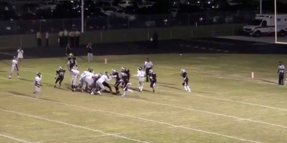 NFL's tweet photo. A behind-the-back, no-look touchdown pass.
What else is there to say?

WATCH: https://t.co/bFH3foObc5 https://t.co/kJCszlkrlm