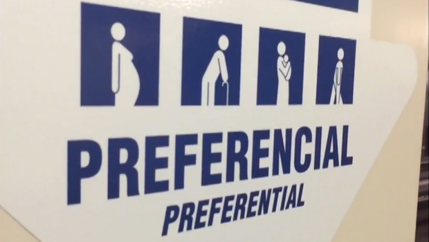 24HorasTVN's tweet photo. Negativa a ceder asiento a embarazada reabre debate por sitios preferenciales→ https://t.co/PjTL1XNIvN https://t.co/q8su1P2dig