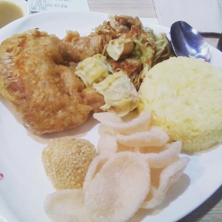 chowking_ph's tweet photo. Kelan yung last kain mo ng #ChineseStyleFriedChicken? Isang tawag lang yan sa 9-88-88!
(c) @sarahdelacruz72 https://t.co/vZiK3d2HDN
