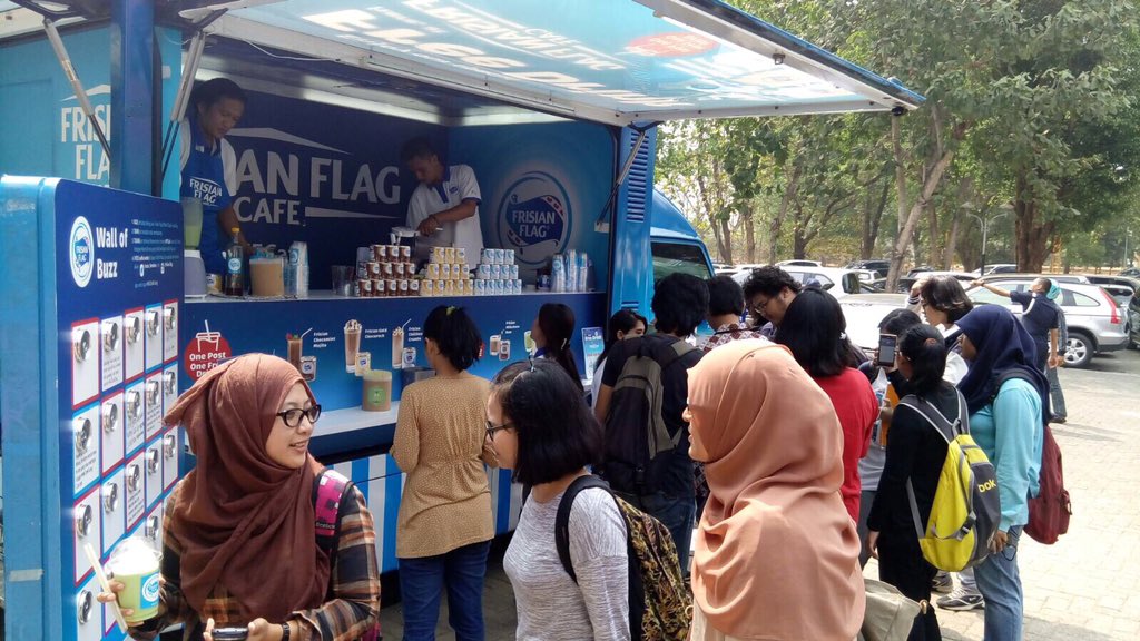 GePamungkas's tweet photo. Nah, #FFCafe sekarang mobile brooo! Hari ini lagi ada di UI Sastra. Follow @susu_bendera buat updatenya ya! https://t.co/XQCkTDoqjA