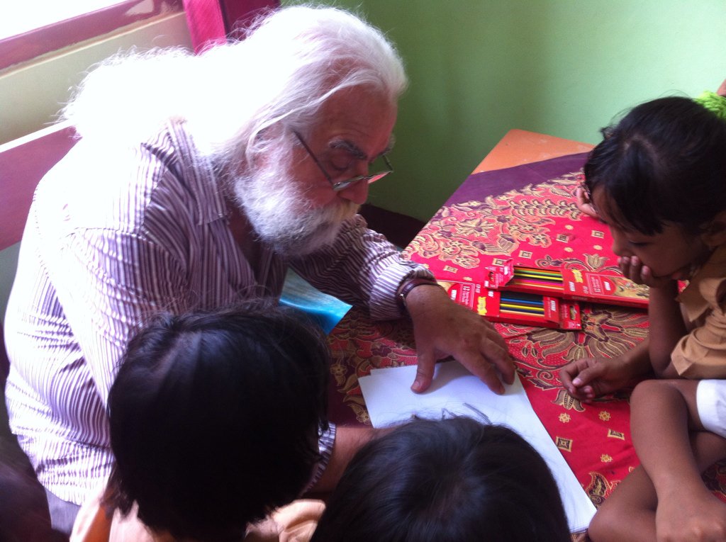 pelangibook's tweet photo. Dr. Ouheil Madi dari Lebanon sedang menggambar utk anak2 #TBPelangi di SDN Labuan Bajo 1, Flores. https://t.co/H5dVHrZLjh